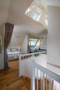 Habitación grande con cama y escalera. en Villa Rory, en Bled
