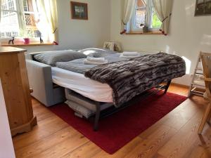 ein Bett mit einer Decke darauf in einem Schlafzimmer in der Unterkunft Ferienhaus Borth in Altaussee