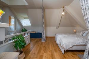 布莱德Villa Rory的阁楼里有一张床的卧室 更多78张照片