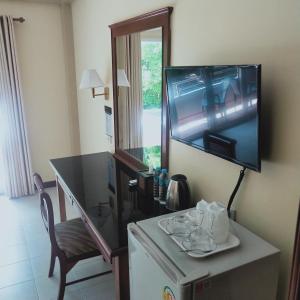 TV a/nebo společenská místnost v ubytování Lalisa Hotel Aonang