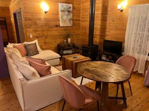 Murray River Spa Retreat في إتشوكا: غرفة معيشة مع أريكة وطاولة