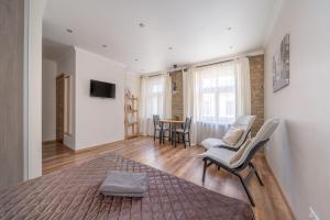 ein Schlafzimmer mit einem Bett, Stühlen und einem Tisch in der Unterkunft Murnieku residence in Riga