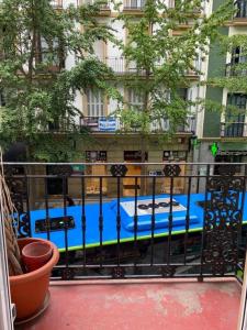 サン・セバスティアンにあるOlatu Guest House HT LSS00253の建物の前に青いプール付きのバルコニー