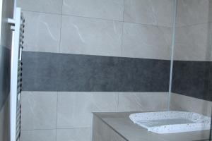 Das Bad ist mit einer Dusche und einer Badewanne ausgestattet. in der Unterkunft Appartement duplex avec cour 10 pers in Berck-sur-Mer