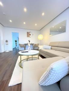 พื้นที่นั่งเล่นของ REGENCY Apartments - Stylische zentrale 50m2 Wohnung mit Balkon, Wasserblick und Netflix