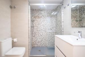 ein Bad mit einer Dusche, einem WC und einem Waschbecken in der Unterkunft Seimar 1-8 Apartment Levante Beach in Benidorm