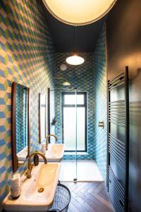 a bathroom with two sinks and a shower at Chy conary in Carbis Bay