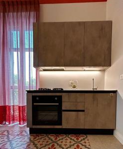 una cucina con lavandino e piano cottura forno superiore di Villa Pandolfi a Pescara