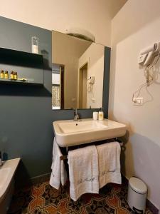 uma casa de banho com um lavatório e um espelho em Villa Pandolfi em Pescara