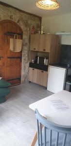 een keuken met een koelkast en een aanrechtblad bij LES HIRONDELLES in Ingouville