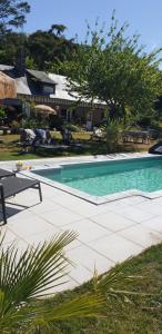 een zwembad voor een huis bij LES HIRONDELLES in Ingouville +6 foto's