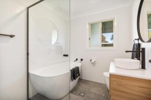 Ένα μπάνιο στο Cooinda Cottage - Beautiful Borenore Farm Stay