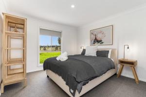 Ένα ή περισσότερα κρεβάτια σε δωμάτιο στο Cooinda Cottage - Beautiful Borenore Farm Stay +13 φωτογραφίες