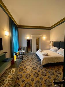 um quarto de hotel com uma cama e uma mesa em Villa Pandolfi em Pescara