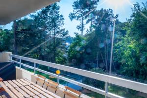 Elle comprend un balcon offrant une vue sur les arbres. dans l'établissement 8 min de la plage, 2 de la gare, 15 de St-Nazaire, à La Baule