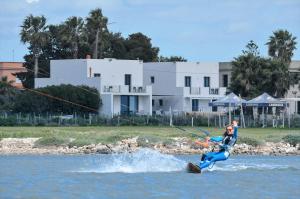 Casa B, Room 5 - Palm Kite Paradise في مارسالا: وجود شخص يتزحلق على الماء