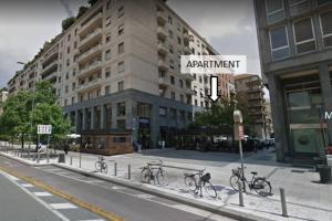 um grupo de bicicletas estacionadas numa rua da cidade em Suite MM3/Repubblica, 2 min. da Staz. Centrale (C2) em Milão