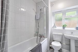 een badkamer met een douche, een toilet en een wastafel bij Modern Spacious 2 Bedroom Apartment in Brentwood in Shenfield