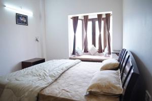 奈尼塔爾的住宿－Pine Cone Cottage with Excellect Mountain View!!，相簿中的一張相片