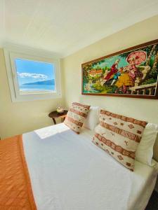 1 dormitorio con 1 cama blanca grande y 2 almohadas en Port Mansion, en Marmaris