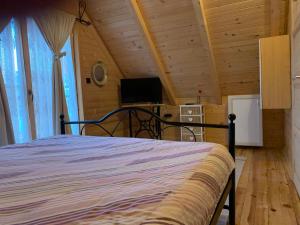 una camera da letto con letto in una camera in legno di Guest House 