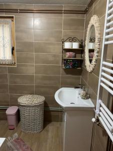 een badkamer met een wastafel en een spiegel bij Guest House 