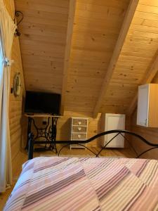 una camera con letto e TV a schermo piatto di Guest House 