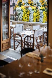 - un groupe de tables et de chaises avec des verres à vin dans l'établissement Auberge du Lyonnais, à Annecy