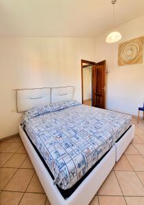 - une chambre avec un grand lit dans l'établissement Residenza Aldo Moro 02, à La Maddalena