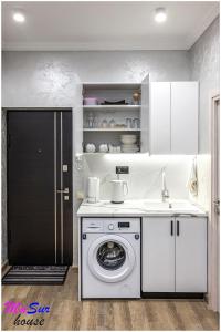 uma cozinha com uma máquina de lavar roupa e um lavatório em Masur House and Tours em Yerevan