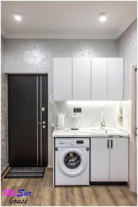 uma cozinha com uma máquina de lavar roupa e uma máquina de lavar roupa em Masur House and Tours em Yerevan