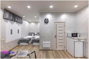 um pequeno quarto com 2 camas e um micro-ondas em Masur House and Tours em Yerevan