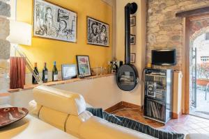 a living room with a couch and a tv at Villa Camelia Bianca in Barga