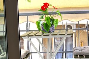um vaso sobre uma mesa com uma flor sobre ele em LK Apartment -A- Metro Larissis 6' Walk - Athens em Atenas