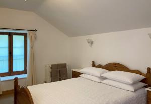 FrithelstockにあるCloister Park Cottagesのベッドルーム1室(白いシーツ付きのベッド1台、窓付)