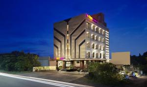 Click Hotel Aurangabad في أورانغاباد: مبنى الفندق يوجد عليه لافته