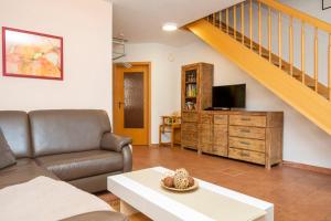 ein Wohnzimmer mit einem Sofa und einem TV in der Unterkunft Ferienpark Freesenbruch Reihenhaus 8b - Bivalvia in Zingst