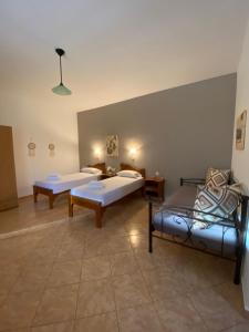 pokój z 3 łóżkami w pokoju w obiekcie Dream Catcher 5 w mieście Agia Theodoti