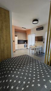 Zimmer mit einer Küche und einem Tisch mit Sternen in der Unterkunft TheNik_Studio in Nafpaktos