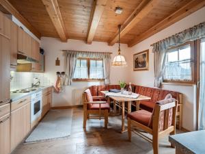 eine Küche und ein Esszimmer mit einem Tisch und Stühlen in der Unterkunft Ferienwohnungen Mitterer in Waidring