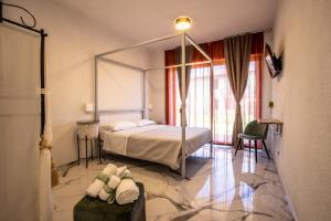 1 dormitorio con cama y ventana grande en Villa Oidor - Cilento, en Marina di Ascea