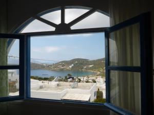 uma janela com vista para uma massa de água em Vasilis Place Ιos em Chora, Ios