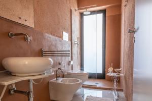 A bathroom at Villa Oidor - Cilento Még 37 kép
