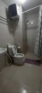un piccolo bagno con servizi igienici e doccia di Fully Furnished 2BR exclusive pool view apartment in Medan a Medan