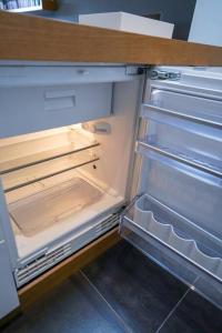 - un réfrigérateur vide avec une porte ouverte dans la cuisine dans l'établissement GK Deluxe Studio Apartment, à Athènes