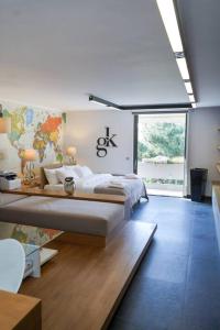 1 dormitorio con cama grande y ventana grande en GK Deluxe Studio Apartment, en Atenas