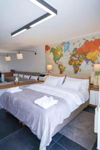 1 dormitorio con 1 cama grande y un mapa en la pared en GK Deluxe Studio Apartment, en Atenas