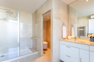 y baño con ducha y lavamanos. en Genteel Home Flamencos Terrace, en Marbella