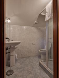 bagno con lavandino e servizi igienici di Villa La Cavaliera a San Vincenzo