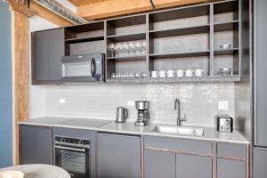 Cuisine ou kitchenette dans l'établissement Lincoln Park 2BR w wd gym roof nr I-90 CHI-782